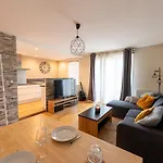Le Wood And Stone Apartment *